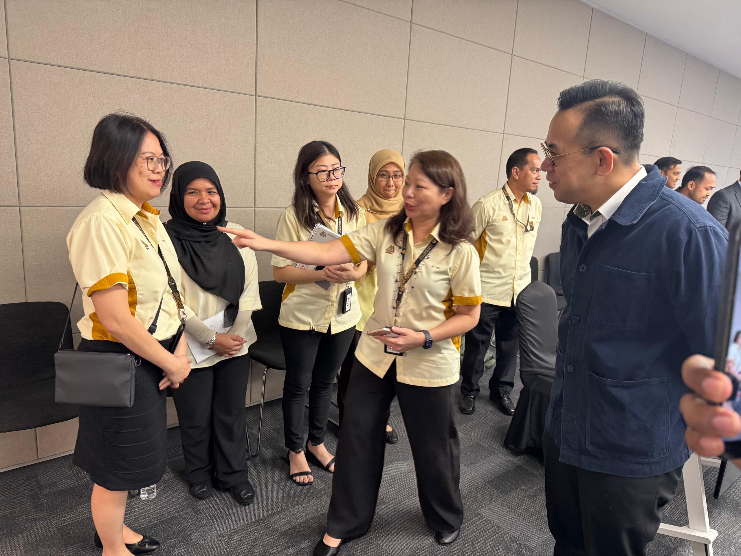 Image of (6 April 2026) 𝐀𝐁𝐌 𝐂𝐨𝐧𝐭𝐢𝐧𝐮𝐞𝐬 𝐈𝐧𝐝𝐮𝐬𝐭𝐫𝐲 𝐄𝐧𝐠𝐚𝐠𝐞𝐦𝐞𝐧𝐭 𝐰𝐢𝐭𝐡 𝐌𝐢𝐧𝐢𝐬𝐭𝐞𝐫 𝐨𝐟 𝐄𝐧𝐭𝐫𝐞𝐩𝐫𝐞𝐧𝐞𝐮𝐫 𝐃𝐞𝐯𝐞𝐥𝐨𝐩𝐦𝐞𝐧𝐭 𝐚𝐧𝐝 𝐂𝐨𝐨𝐩𝐞𝐫𝐚𝐭𝐢𝐯𝐞𝐬